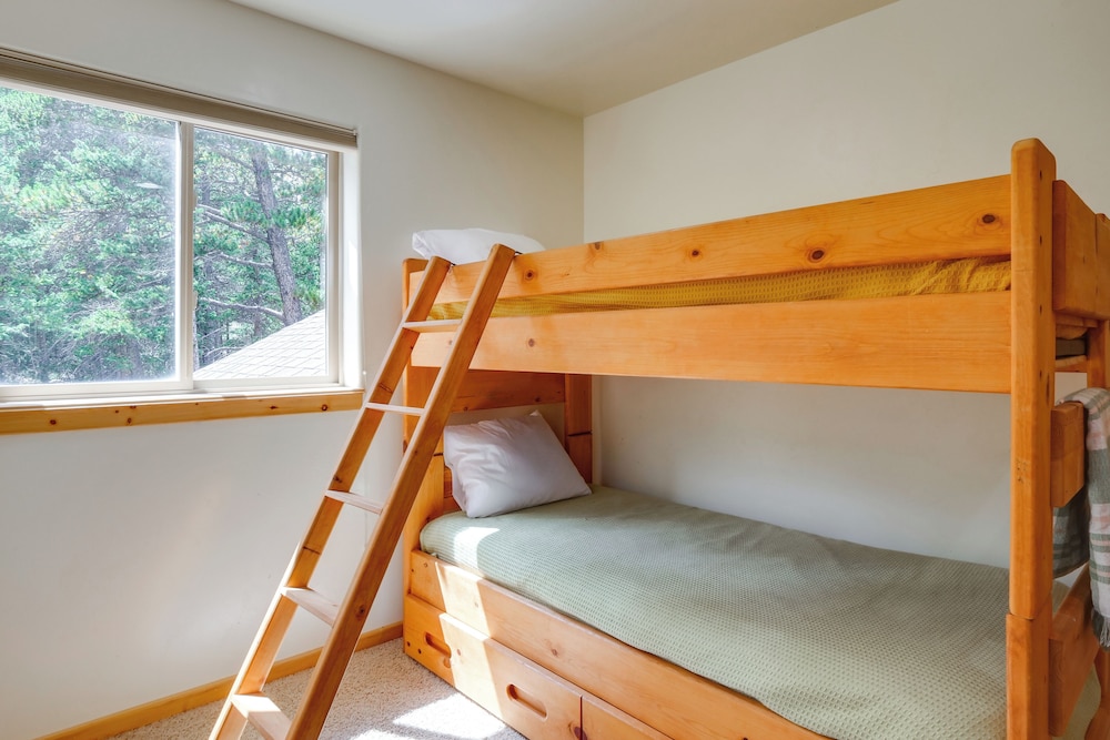 Hot Tub + Game Room: Fairplay Cabin Near Hiking