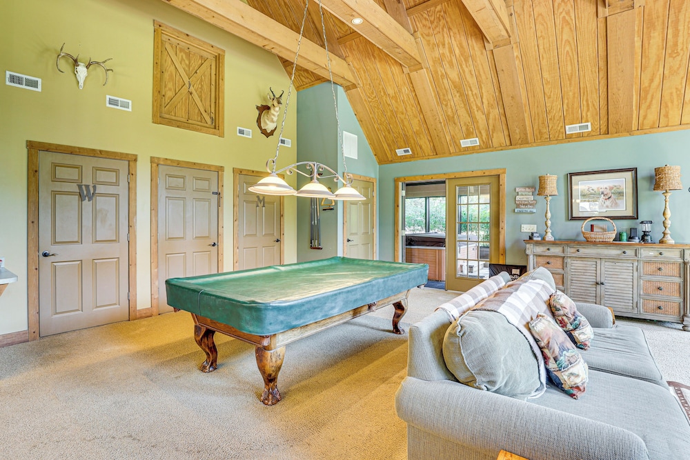 23 Mi to Mohican SP: Group-ready Lodge w/ Hot Tub