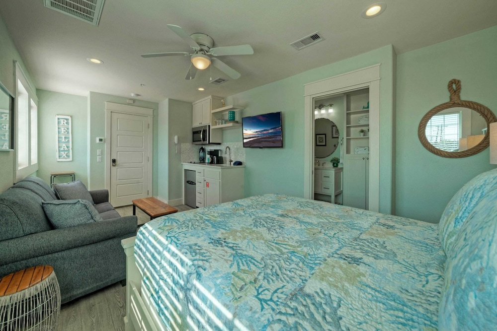 Dolphin at Trout Street Queen Suite w/ Kitchenette Marina-front + Patio