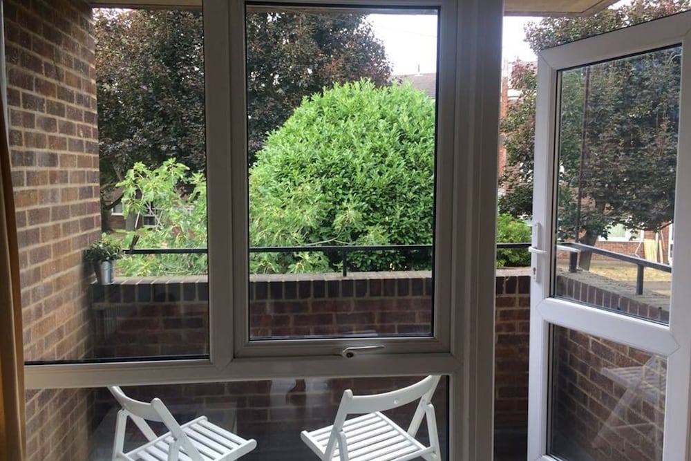 Bright & Spacious Studio Flat in SE8