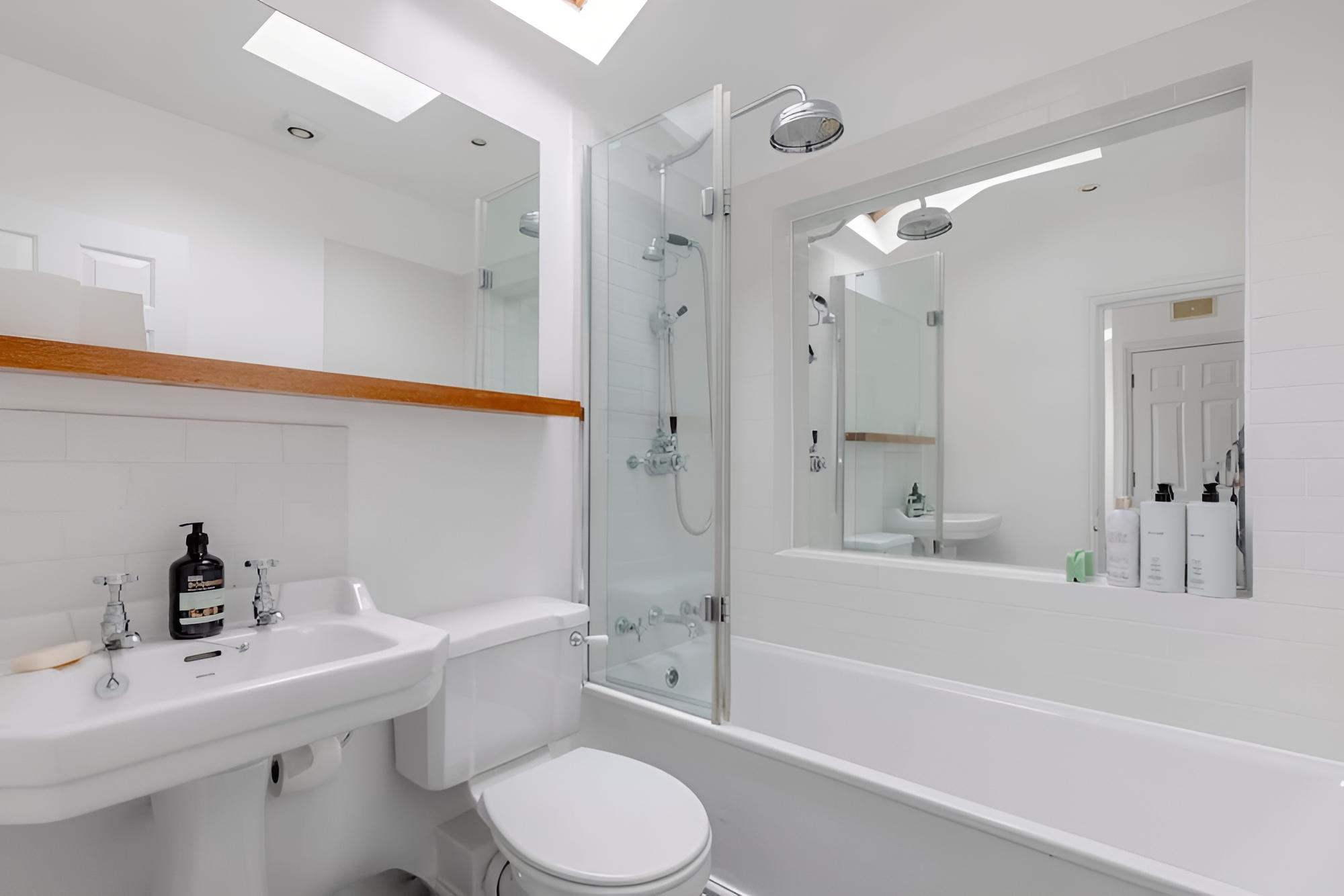 Central & Stylish 2BD Home Near Kensington Gardens