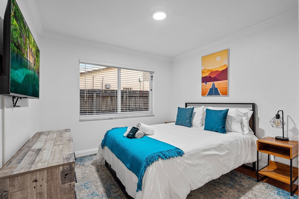 4BR With Private Pool and Game Room - Prime Location
