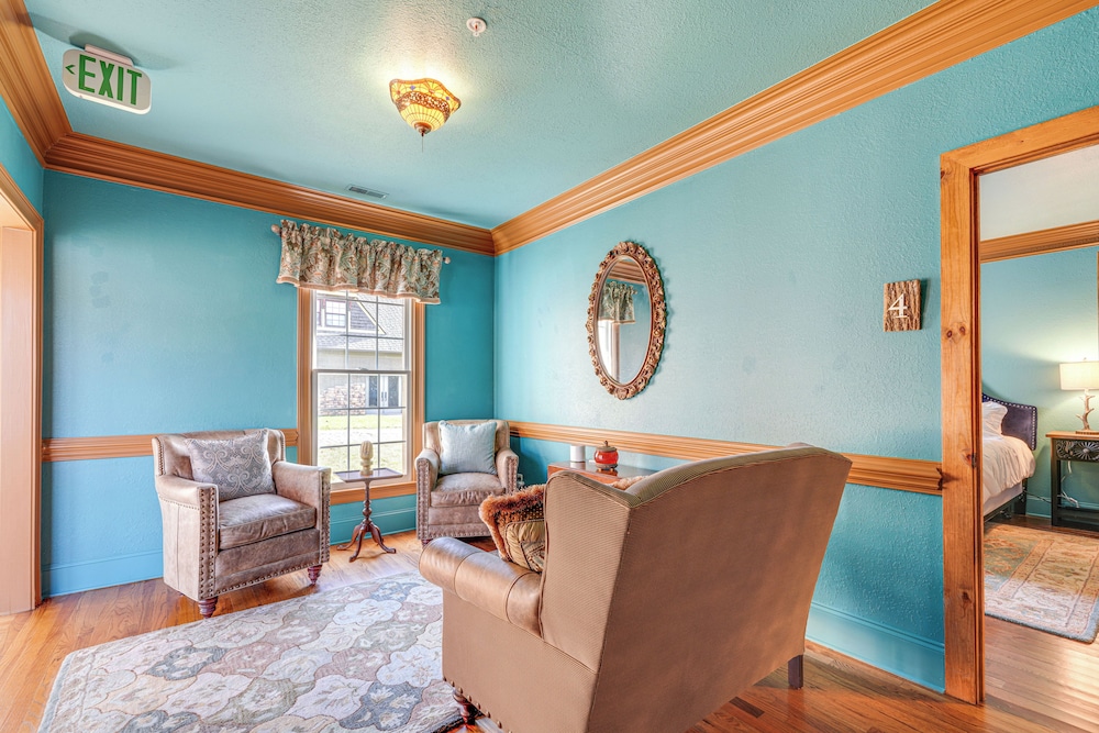 Private Hot Tub: 'bays View Lodge' in Kingsport!