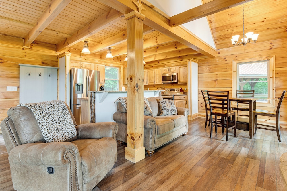 Waynesville Romantic Hideaway w/ Private Hot Tub