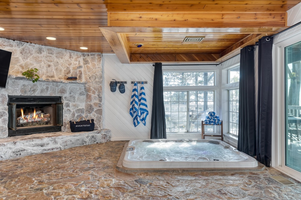 Enchanted Forest by Avantstay Indoor Hot Tub!