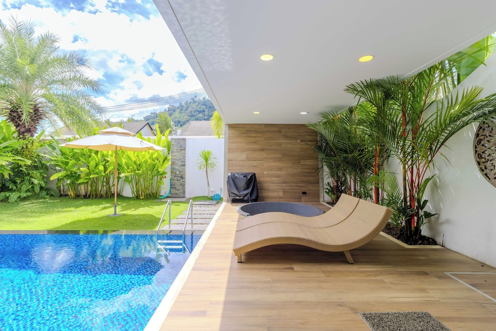 Great for Relaxing with Pool V259