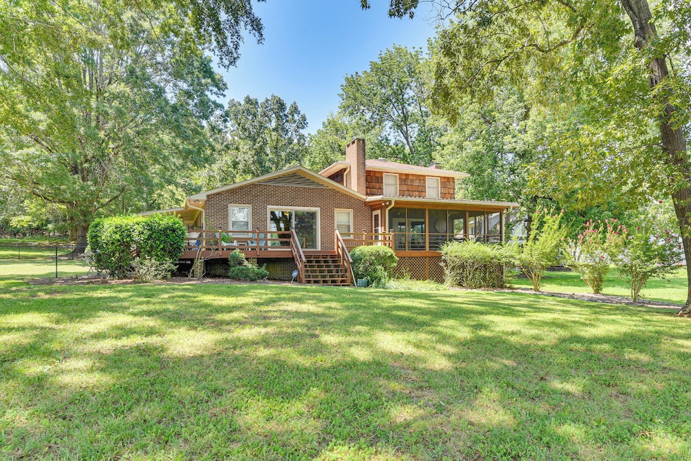 On Lake Tillery: Spacious Home w/ Screened Porch!