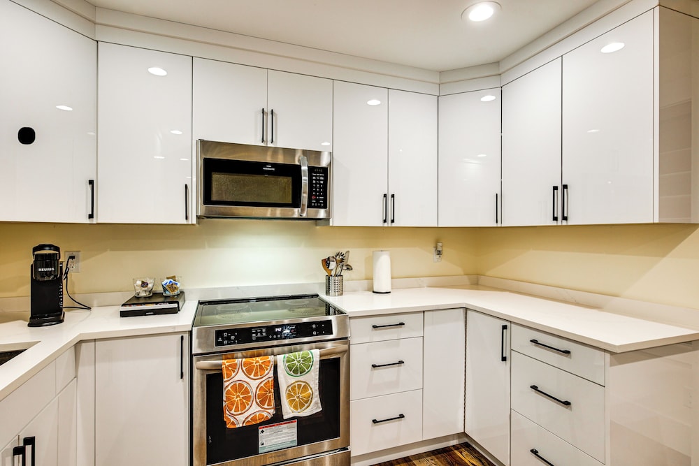 Quiet PNW Base: Walkable Apt in Normandy Park