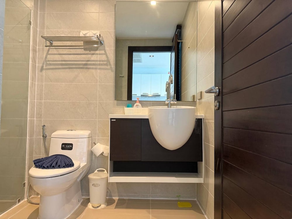 Emerald 307 - Studio With Balcony and Shared Pool