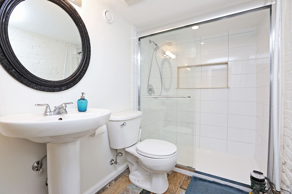 Applewood Suites - Danforth Basement