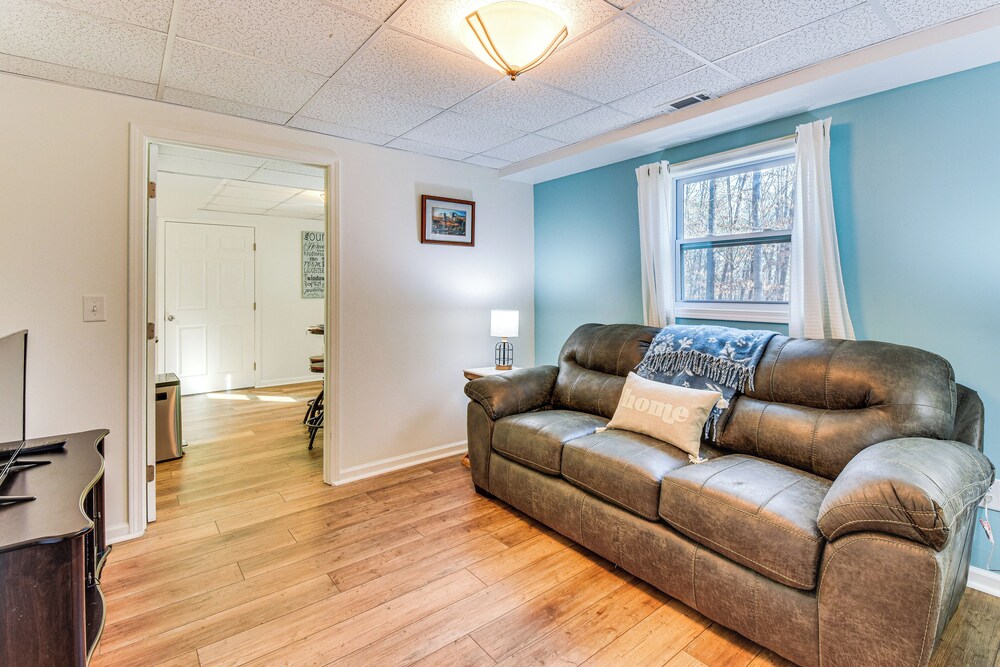 2 Mi to Toccoa Falls: Cozy Getaway w/ Fire Pit!