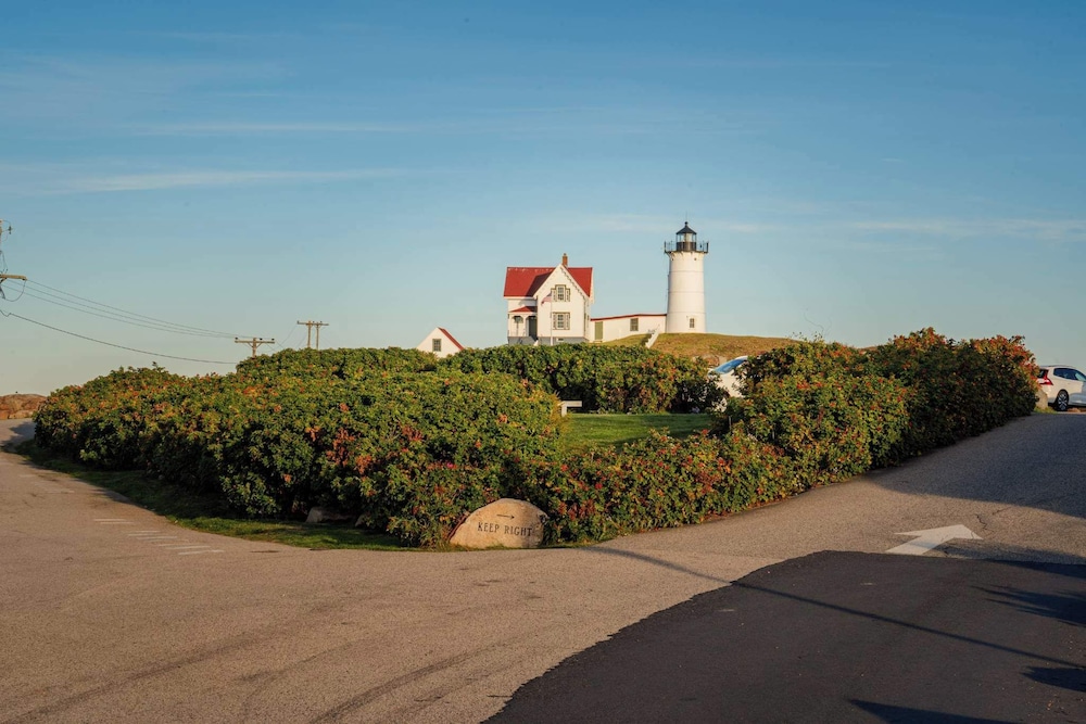 Nubble View Home for 10