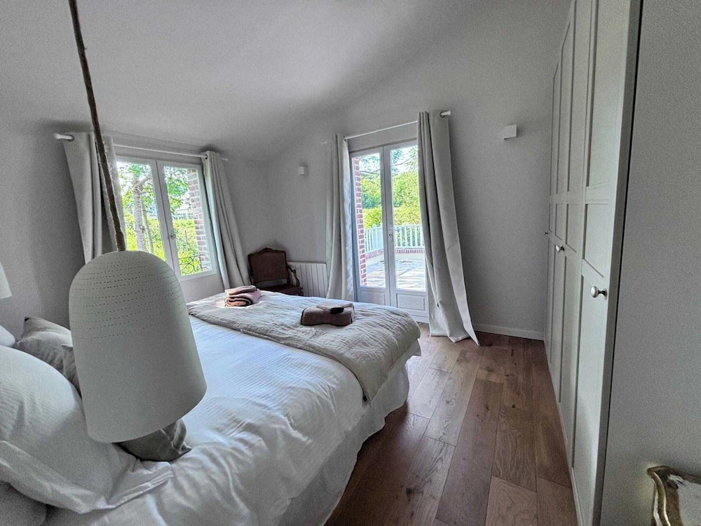Exceptional 5 Bedroom House Near the Beach view 3