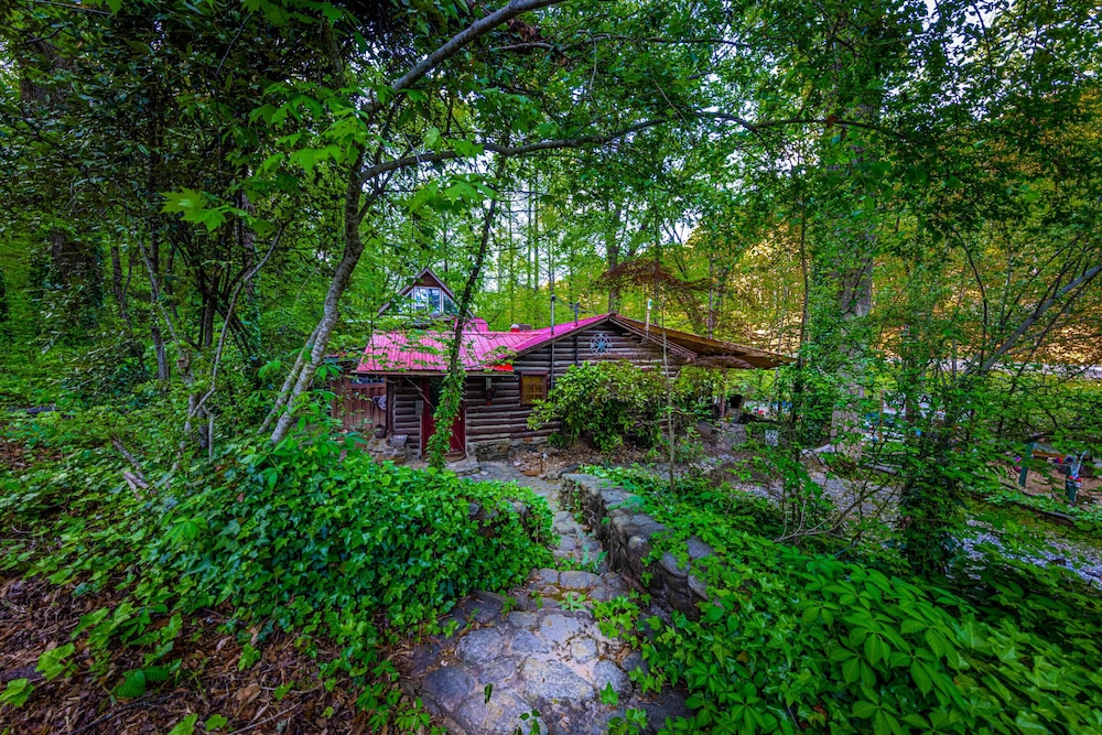 Bear Creek Lodge and Cabins in Helen Ga - Pet Friendly, River on Property, Walking Distance to downtown Helen