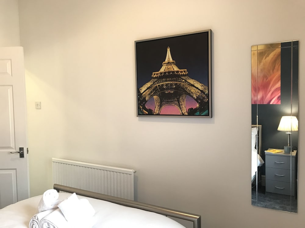 Stylish 3-bed Preston Home for Relaxing Comfy Stay view 3