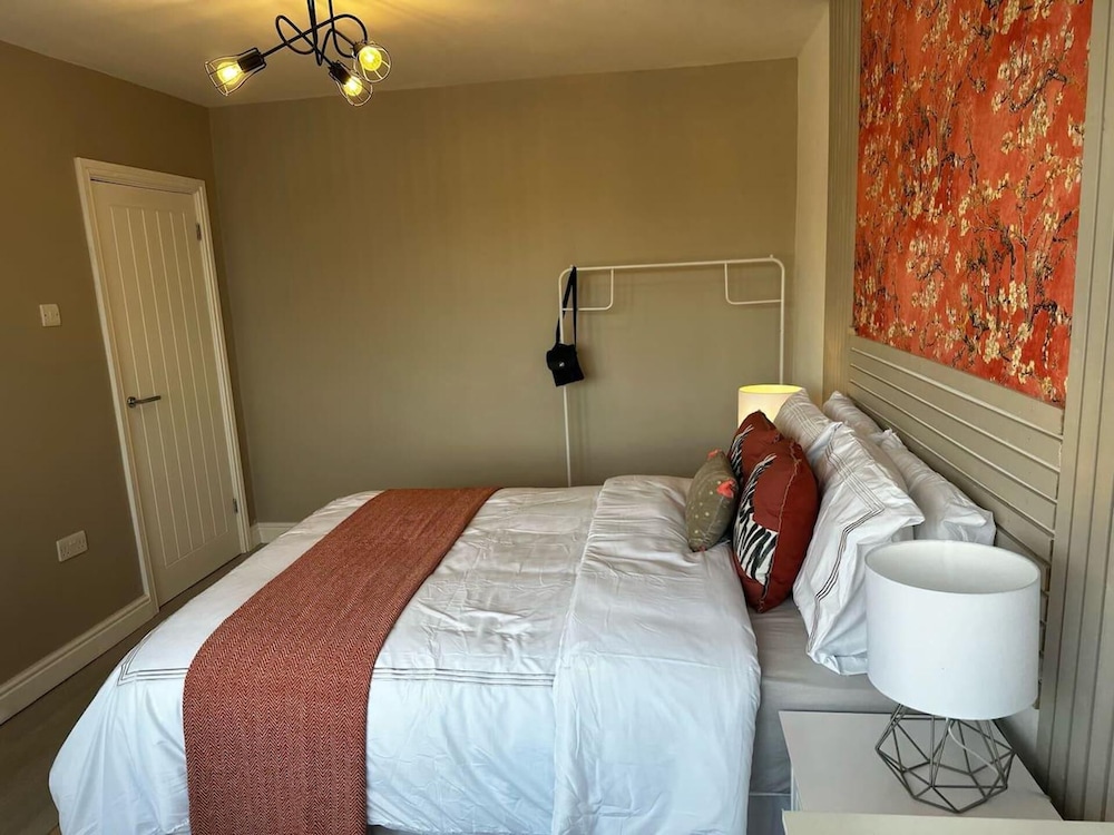 Lovely 3-bed House Near Birmingham Airport & Nec view 5