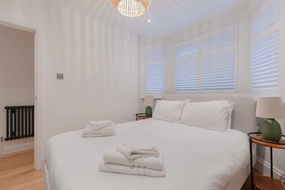 Newly Refurbished 2BD Flat - Wimbledon Village!