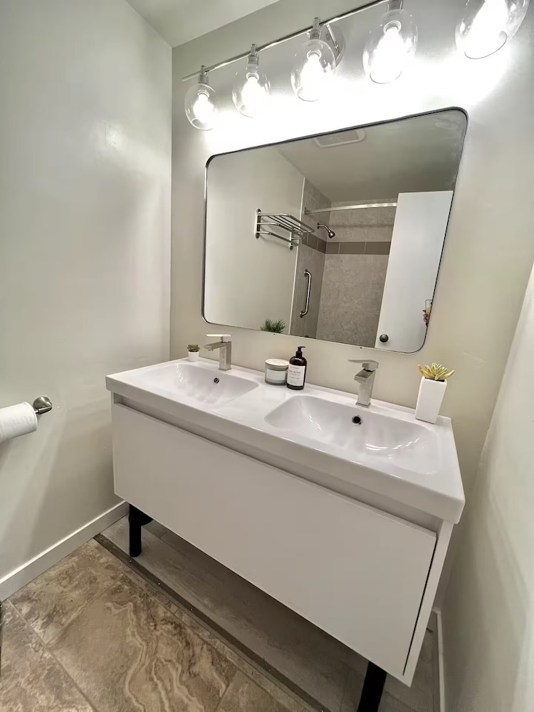 Cozy Bellevue Home for Family/Business Near MS
