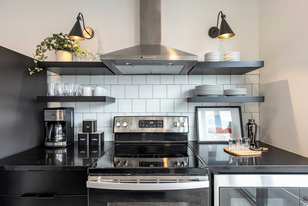 Dual Bachelor Pads w/ Rooftop Lounge & Games Sleeps 26 5 Min to Broadway
