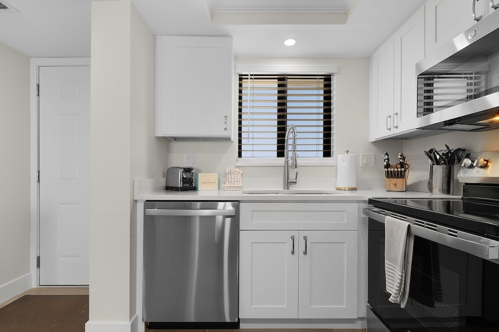 Seaside 209: Oceanview 2br/2ba Condo With Pool, Steps To Beach 2 Bedroom Condo