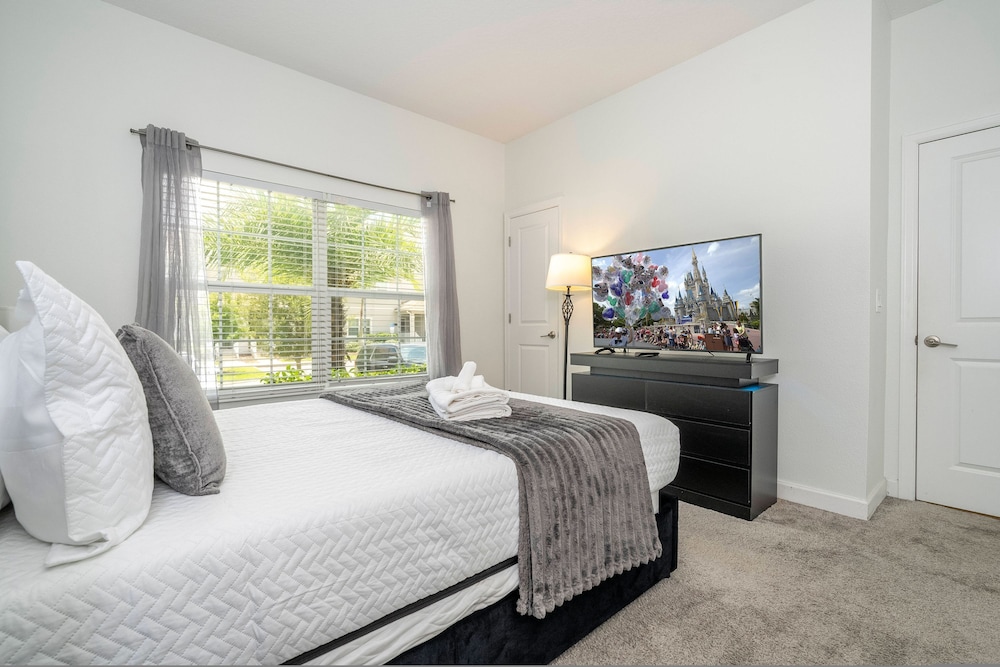 Beautiful 4 BR Close to Disney