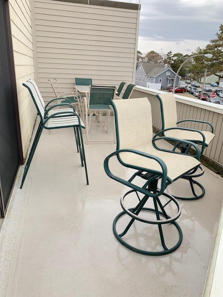 Mariners Court 201
