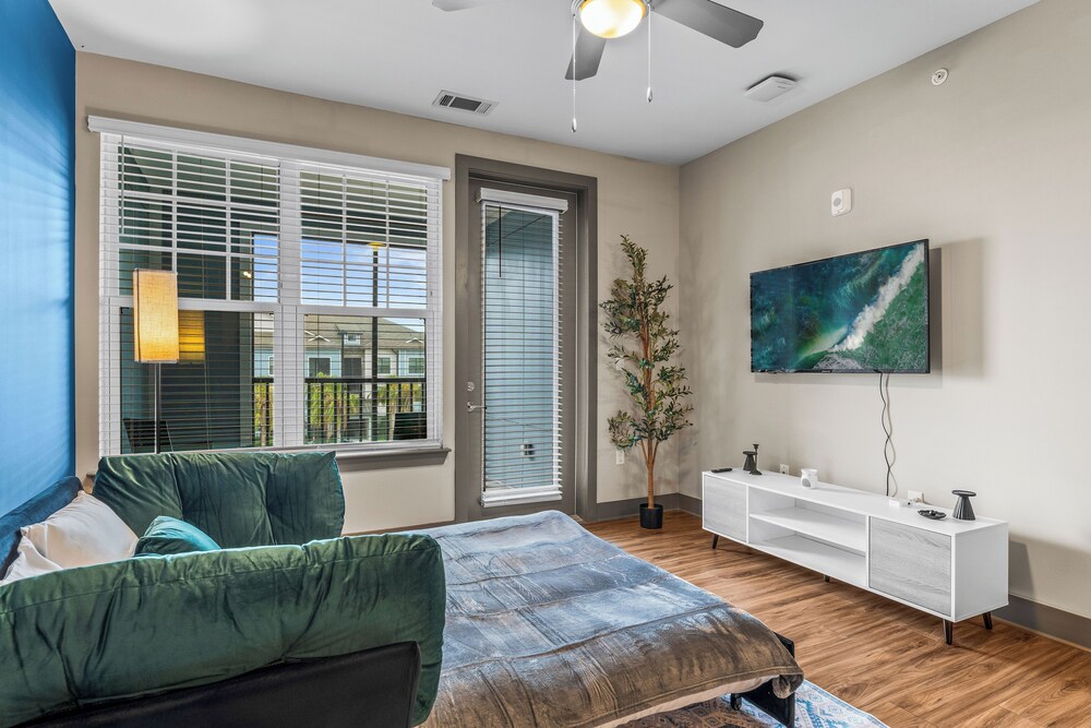 Monarch Apartments 15m to Parks, Pet Friendly, Free Parking by Heavenly Homes