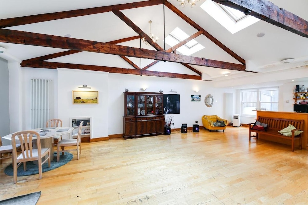 Specious Family Kensington 5-bed House, Sleeps 12