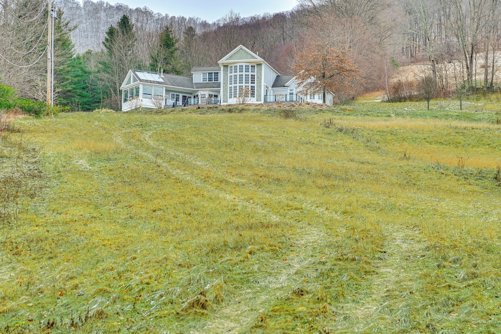 Mountain Views & Fire Pit: Sandgate Getaway