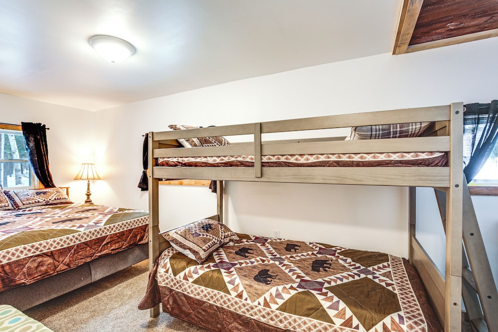 2 Ponds & Trail Access: Peaceful Cabin in Calumet!