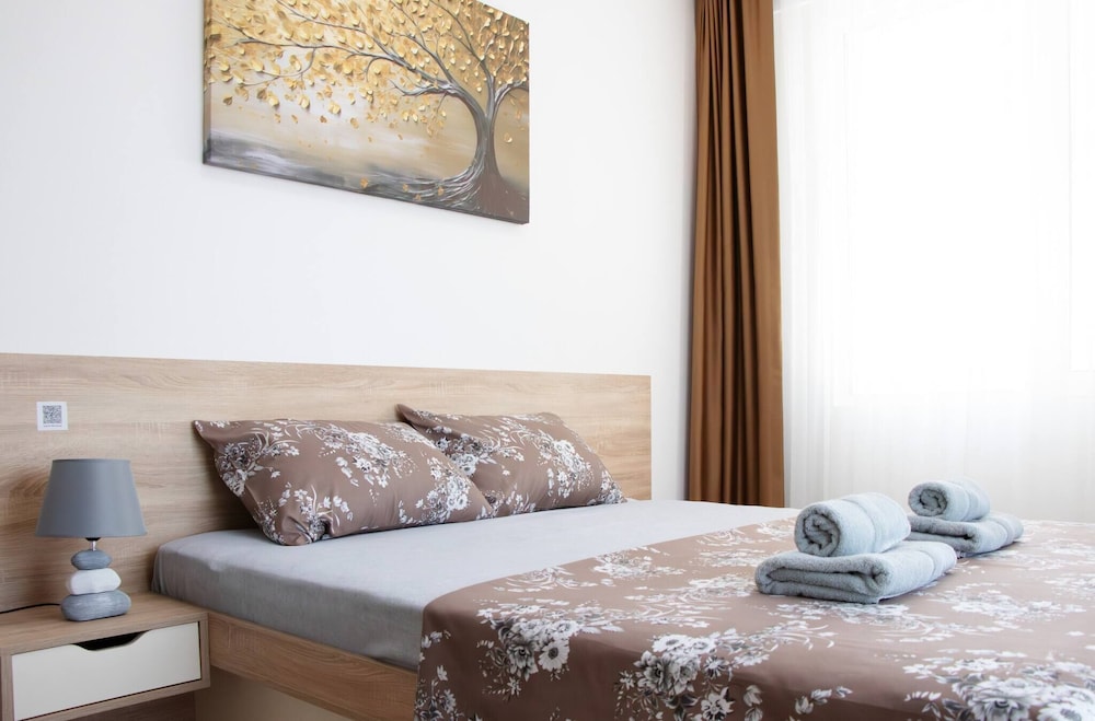 Deluxe Two Bedroom Condo & Pool on 5th Floor