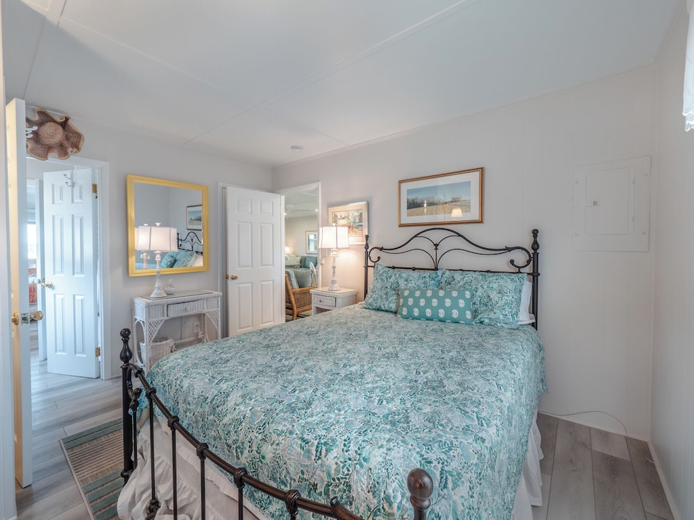Lindy-B by Topsail Realty