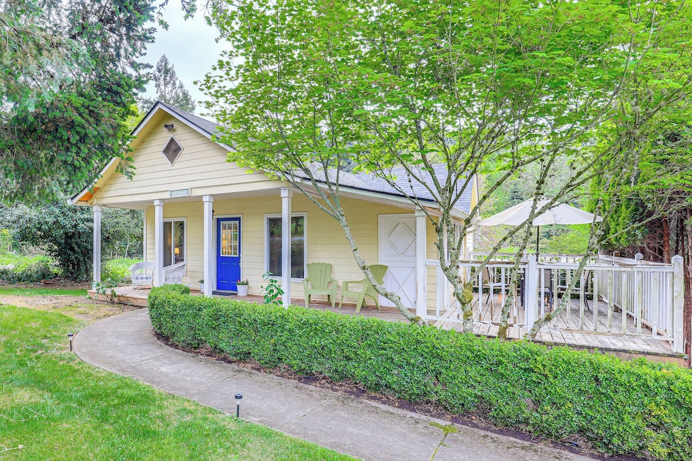 8 Mi to Columbia River Gorge: Cottage w/ Deck!