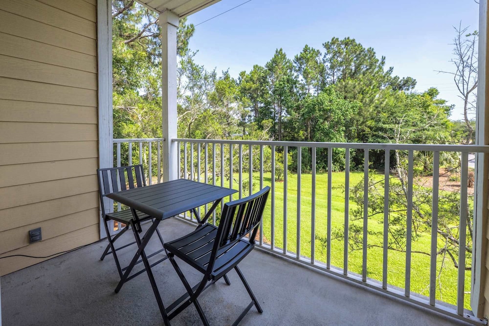 Sunshine & Whiskey Condo for 6 With Resort Amenities Near Grand Boulevard