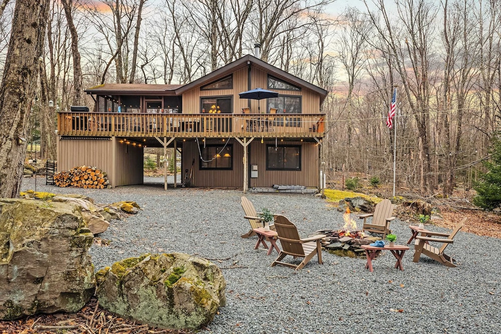 Atlas Point Lodge Sauna, Fireplaces, Kayaks, Lakes + Pet-friendly Yard