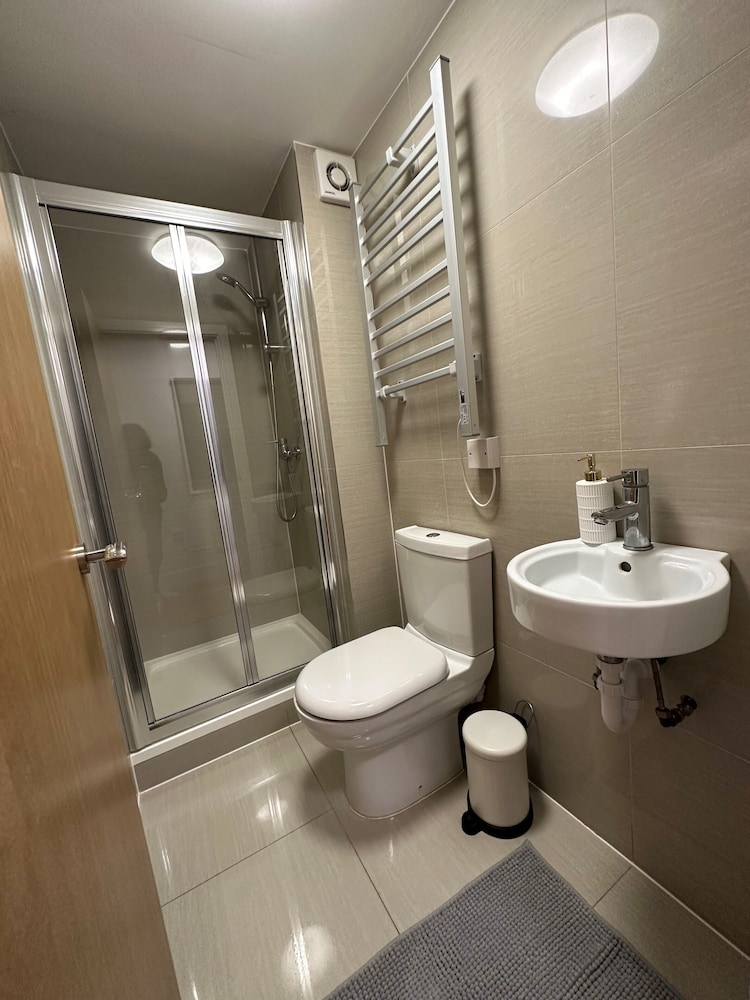 Beautiful 1-bed House in Edgware view 4