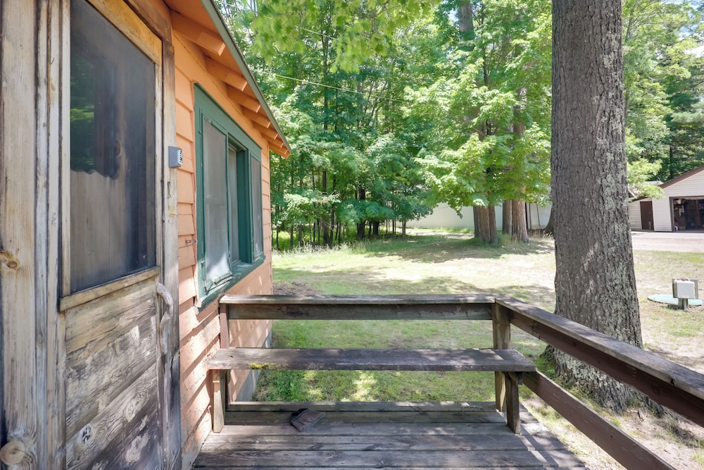 South Twin Lake Cabin w/ Dock, Steps to Water