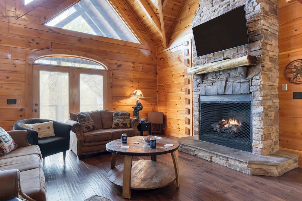 Luxury Cabin Sleeps 19 Game Room, Hot Tub Dollywood Alpine Mountain Lodge