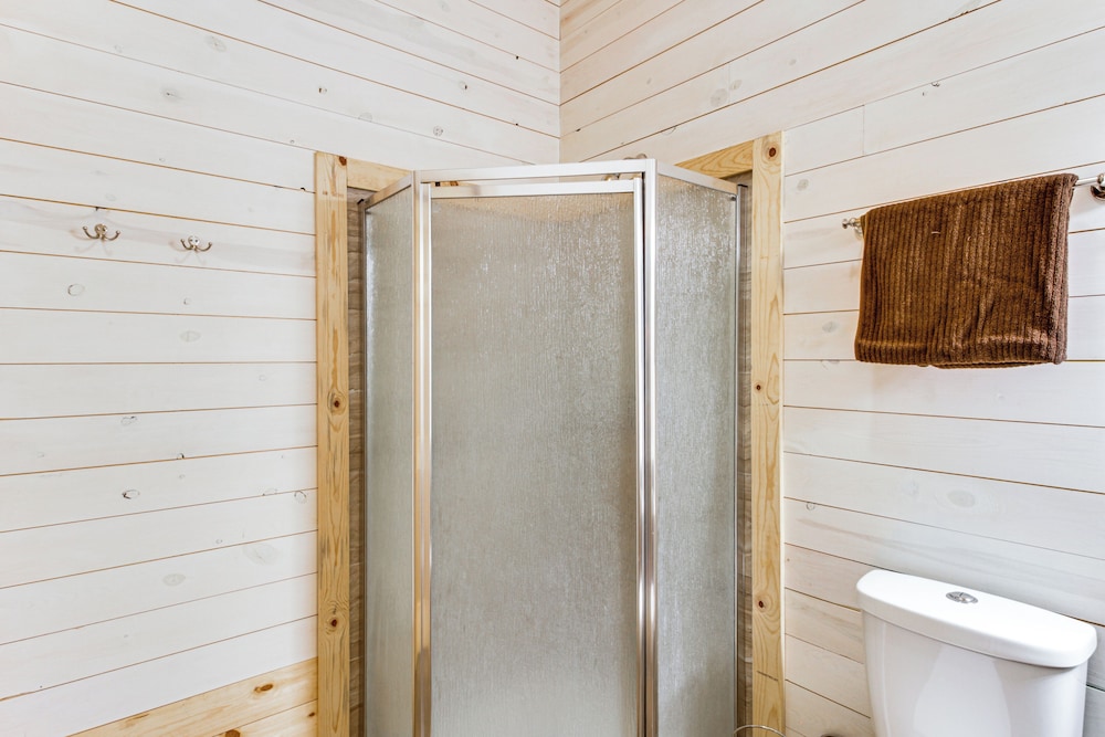 Hot Tub & Game Room: Lakefront Merrifield Retreat!