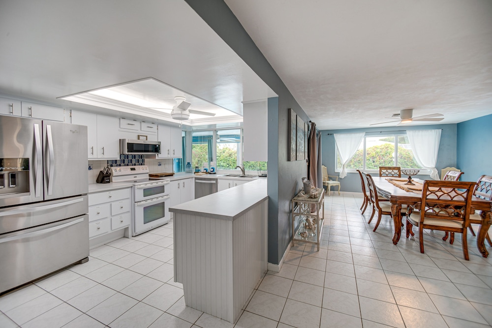 Bright Fort Myers Home w/ Pool - 9 Mi to Beach!