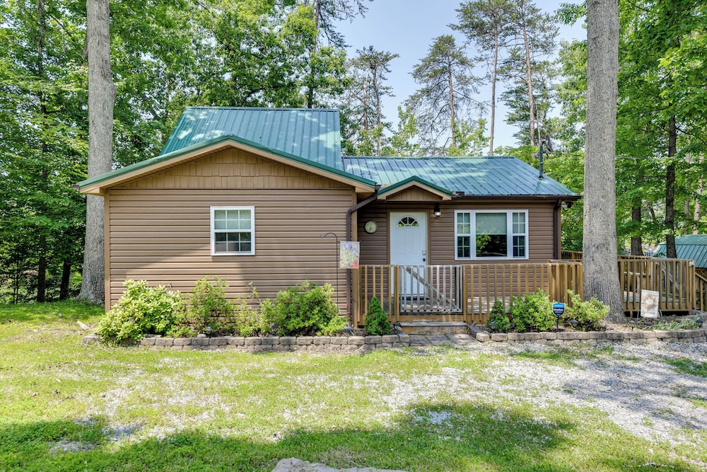 Boat Dock: Family-friendly Douglas Lake Home!