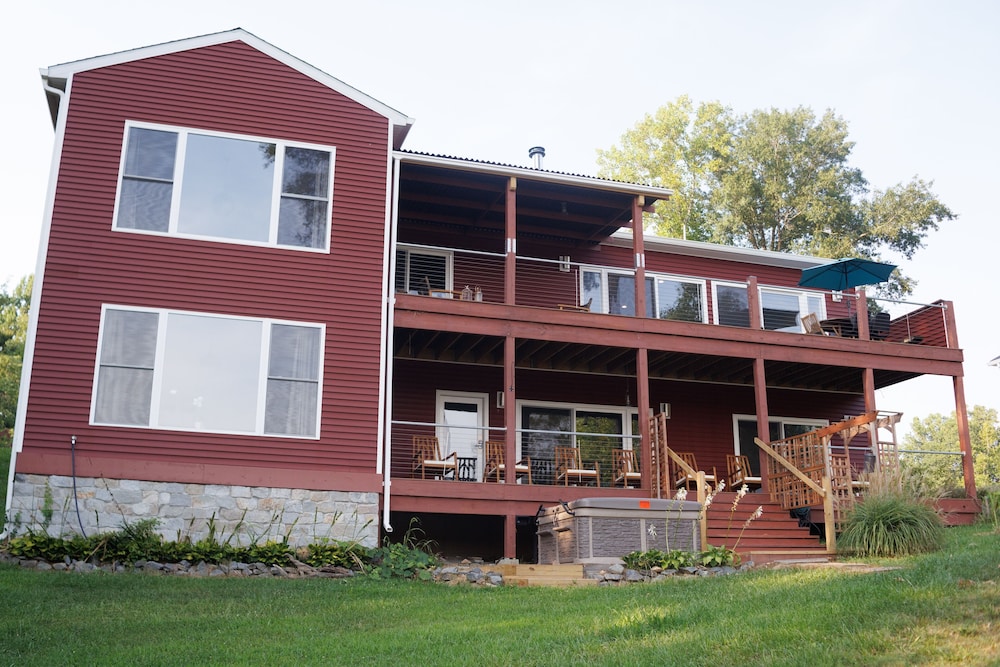 Ojoy Cove Charming Waterfront Retreat 5 Bedroom Home by RedAwning