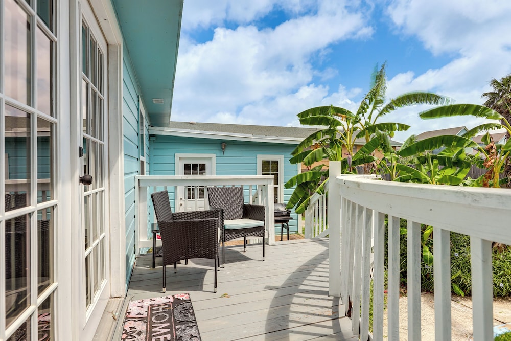 1 Mi to Moody Gardens & Beaches: Galveston Home