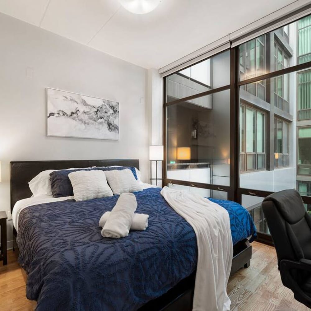 Sleek 2 Bed 2 Bath Condo in Trendy Fulton Market