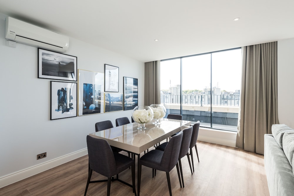 The Carlyle - Elegant Serviced Apartments