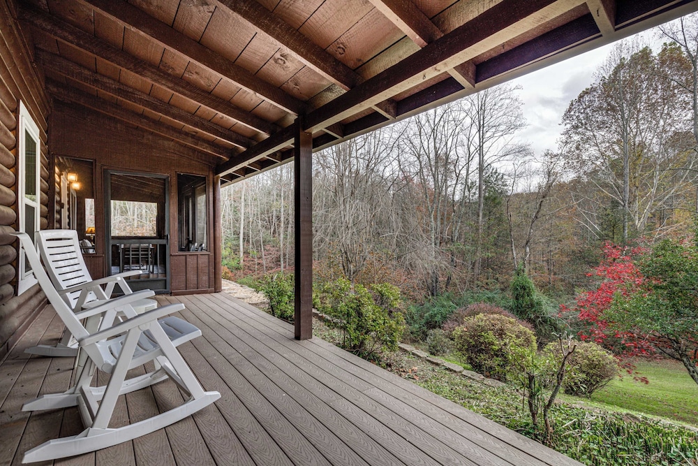Artful Craftsman Hot Tub, Firepit, and Pond Gatlinburg + National Parks