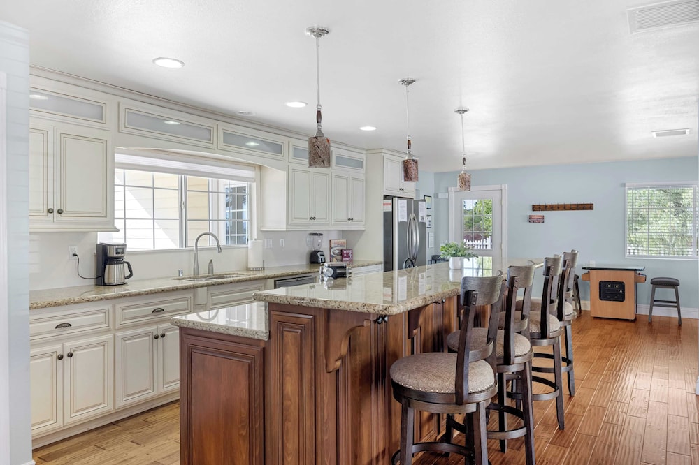 Wine Country Retreat Gorgeous Views, Minutes to Wineries