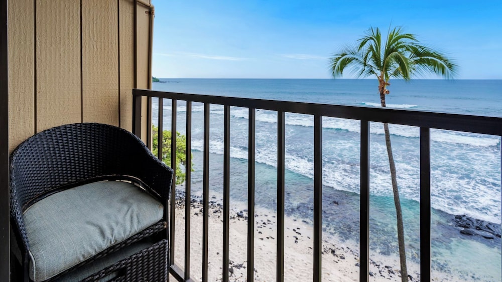 Stunning Top Floor Ocean Front Condo AC & Wifi