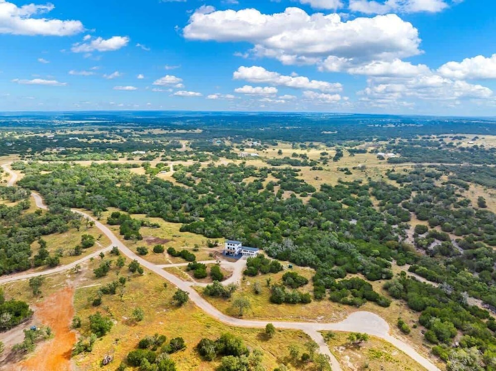 Hill Country Escape W/views Plus, Hot-tub and Pet Friendly!