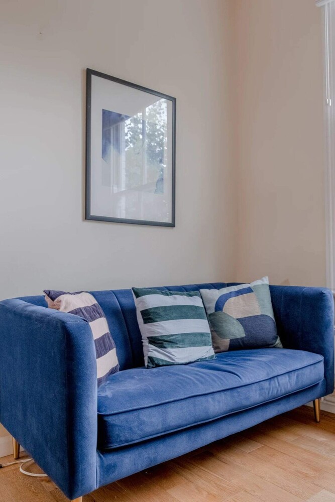 Lovely 2 Bedroom Apartment With Great Transport Links